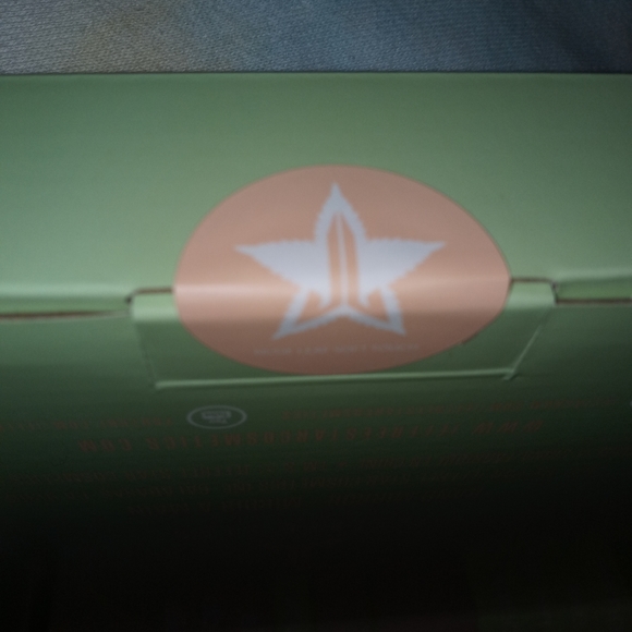 Jeffree Star 420 Mint Green Soft Touch Mirror *CURRENTLY UNAVAILABLE ON JSC!* - Picture 6 of 7